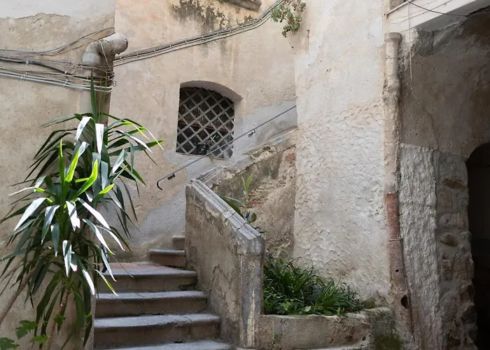 Cortile Gioeni * Чефалу